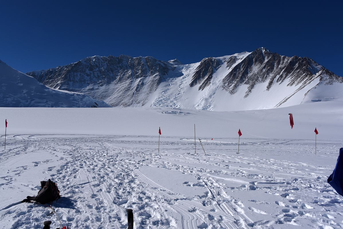 04D Branscomb Peak, Mount Vinson, Silverstein Peak, Principe de Asturias Peak Above Branscomb Glacier On The Way To Vinson Low Camp